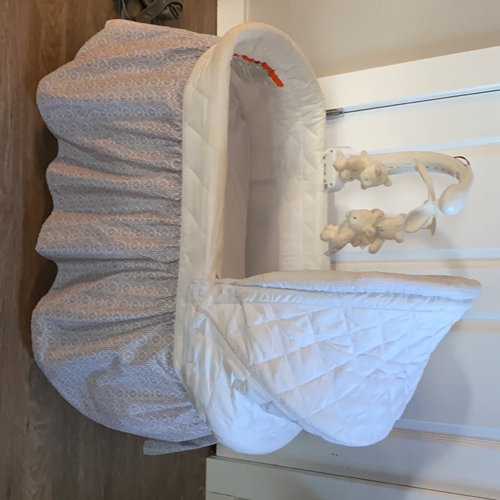 Bassinet - Picture 3 of 3